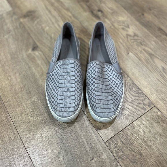 VINCE Gray leather snake skin sneaker, slip on - Size 7 - Picture 8 of 9